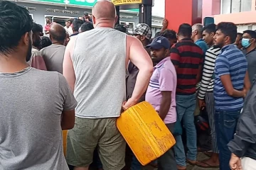 இலங்கை நெருக்கடியால் வீதிக்கு வந்த ரஷ்ய நாட்டு சுற்றுலாப் பயணி