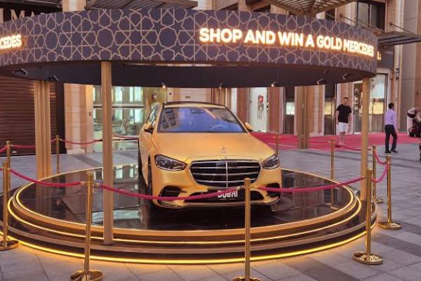 டுபாயில் தங்கக் காரை வென்ற இலங்கையர் - பின்னணி காரணம் இதோ | Sri Lankan Expat Wins Gold Mercedes In Dubai