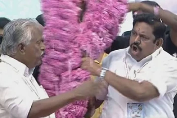 அட சும்மா இருங்கப்பா? பேசவிடாமல் பன்னீர் மாலை போட்ட தொண்டர்களால் கடுப்பாகிய ஈபிஎஸ்..
