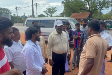 தமிழர் பகுதியில் பேருந்து தரிப்பிடத்தை அபகரிக்க முயற்சித்த தனிநபரால் கடும் பதற்றம்