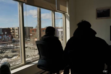 கணவரும் குழந்தையும் நாடுகடத்தப்படுவதால் கனடாவில் கண்ணீர் விடும் பெண்