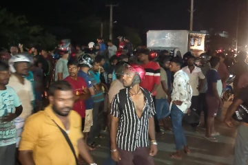 கிளிநொச்சியில் எரிபொருள் நிலையத்திற்கு முன்பாக மக்கள் போராட்டம் (Photos)