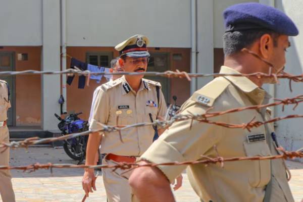 கிணற்றில் கண்டெடுக்கப்பட்ட இளம்பெண்ணின் உடல்: பின்னணியில் ஒரு அதிர்ச்சி செய்தி | Guajarat Man Slits Wife S Throat Puts Body In Sack கிணற்றில் கண்டெடுக்கப்பட்ட இளம்பெண்ணின் உடல்: பின்னணியில் ஒரு அதிர்ச்சி செய்தி | Guajarat Man Slits Wife S Throat Puts Body In Sack