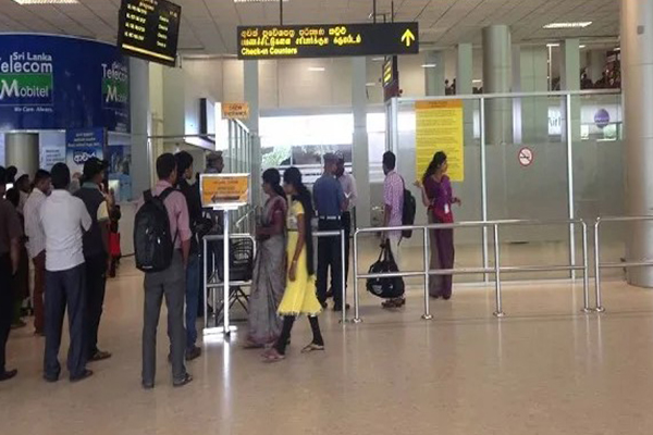 வெளிநாட்டிலிருந்து வந்த முல்லைதீவு நபர் அதிரடி கைது | Mullaitivu Man From Abroad Arrested வெளிநாட்டிலிருந்து வந்த முல்லைதீவு நபர் அதிரடி கைது | Mullaitivu Man From Abroad Arrested