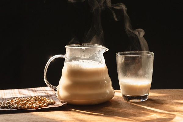 படுக்கைக்குச் செல்வதற்கு முன் பால் குடிப்பது ஏன் நல்லது! | Why Drink Milk Before Going To Bed