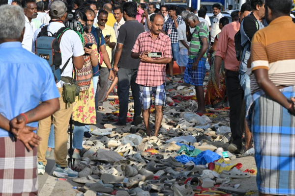 තමිල්නාඩුවේ නොසන්සුන්තාව දිගටම - මියගිය අයගේ සිරුරු ඥාතීන්ට භාර දෙයි | Tvk Vijay Political Campaign Karur New Update