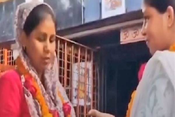 கணவர்களை உதறிவிட்டு 2 பெண்கள் திருமணம்! என்ன காரணம்னு தெரியுமா? | Two Indian Wives Get Married Viral Photo