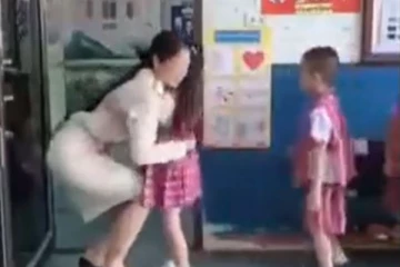 அழகிய ஆசிரியர் கொடுத்த கியூட் வெல்கம்...மகிழ்ச்சியுடன் சென்ற மாணவர்கள்!