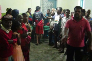 தமிழக நிவாரண பொருட்களை அனைவருக்கும் சரியான முறையில் வழங்குமாறு போராட்டம்(Video)