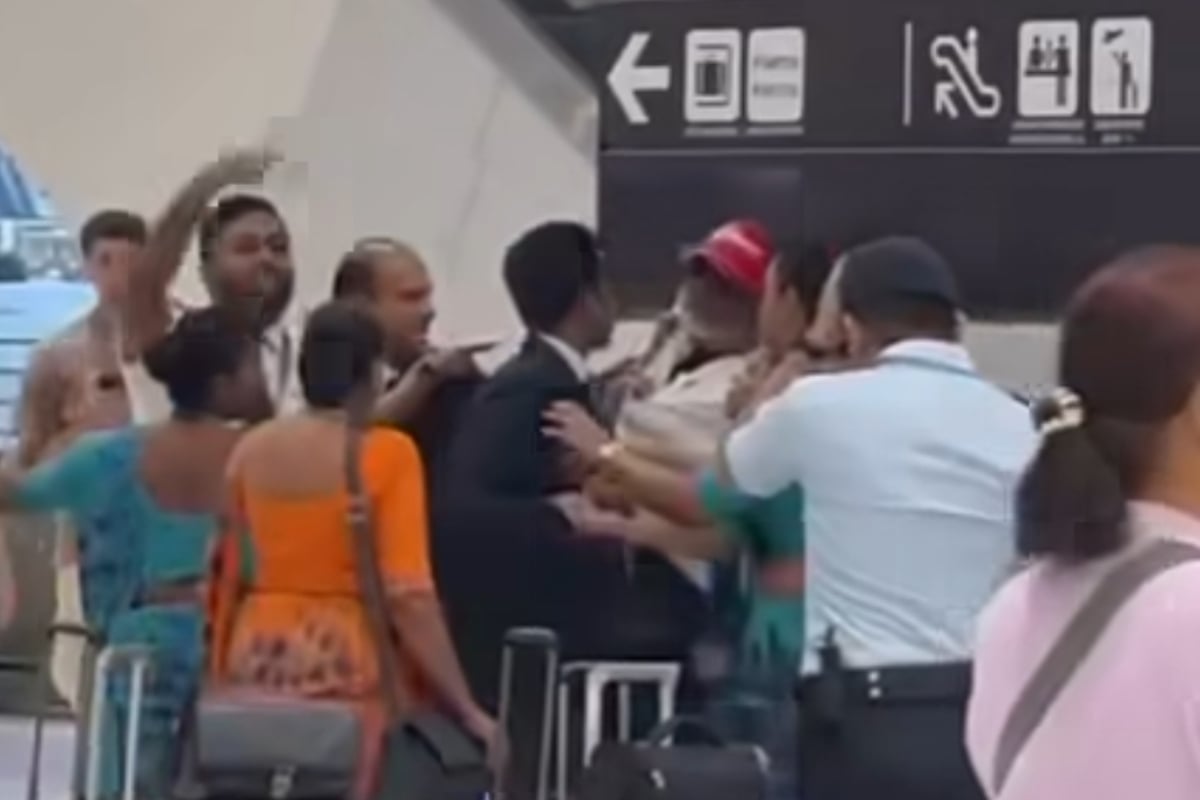 ஸ்ரீலங்கன் விமான அதிகாரிகளிடையே அடிதடி மோதல் - நிறுவனத்தின் அதிரடி நடவடிக்கை | Srilankan Airlines Suspends Country Manager