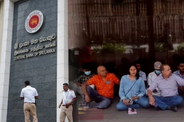 இலங்கை மத்திய வங்கி வளாகத்தில் பதற்றம்! பலவந்தமாக நுழைந்த குற்றச்சாட்டில் பலர் கைது (Video)