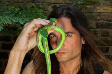 33 வருடங்களாக பாம்பு விஷத்தை உடலுக்குள் செலுத்தும் நபர்! காரணம் என்ன தெரியுமா?