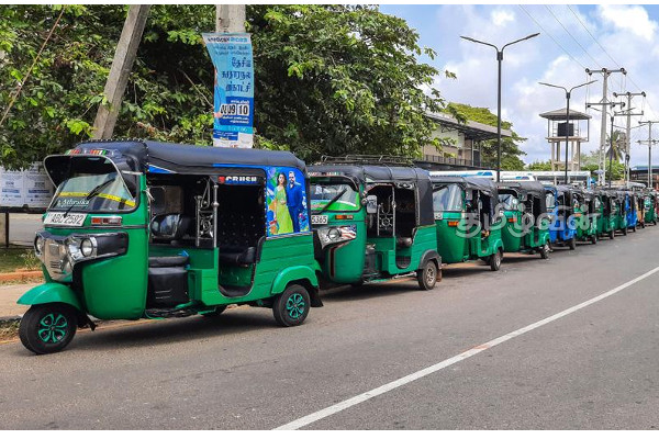 யாழில் முச்சக்கர வண்டி உரிமையாளர்கள் கவனயீர்ப்புப் போராட்டம் | Three Wheeler Union Protest In Jaffna