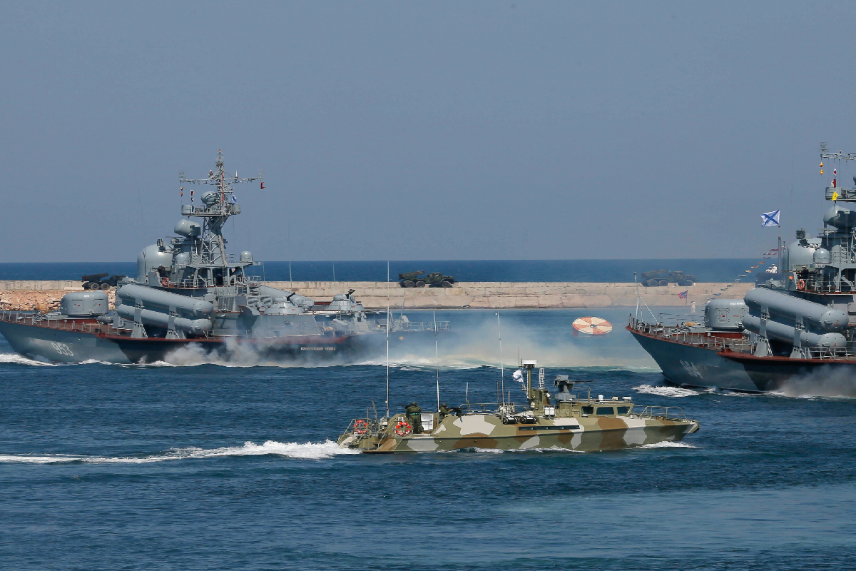 ரஷ்யா கப்பல்கள் மீது யுக்ரேன் தாக்குதல்! | Ukraine Attacks Russian Ships