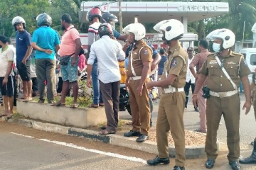 எரிபொருளுக்காக வீதிக்கிறங்கி போராடும் மக்கள் (Photos)