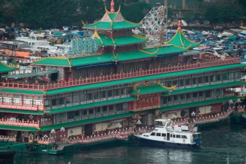 46 ஆண்டுகள் பழைமையான பிரம்மாண்டமான  கப்பல் உணவகம் கடலில் மூழ்கியது!