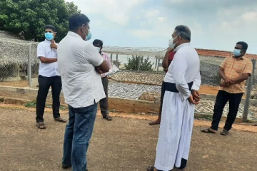 மன்னாரில் கிராம சேவகர் உள்ளிட்டோர் மீது கடற்படையினர் தாக்குதல்