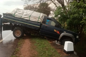 வவுனியாவில் இராணுவத்தினரை மோதித்தள்ளிய கடத்தல் வாகனம் - இருவர் படுகாயம்