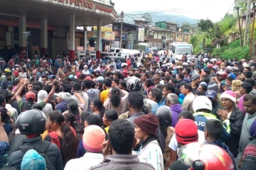 ஆயிரக்கணக்கான மக்களால் மறிக்கப்பட்டது ஹட்டன் - கொழும்பு பிரதான வீதி! எரிபொருள் நிலையமும் முற்றுகை