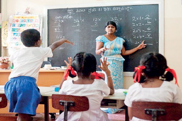 கல்வித்துறையில் ஏற்படப்போகும் பாரிய நெருக்கடி -நாட்டை விட்டு வெளியேறும் ஆசிரியர்கள் | Over 5000 Teachers Have Left Country