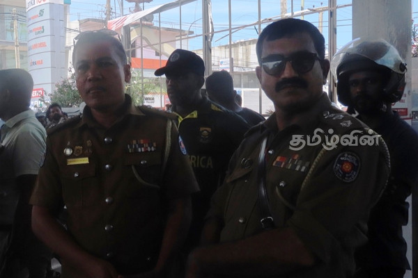 சட்டவிரோதமாக செயற்பட்ட பிரதம பொலிஸ் அதிகாரி கைது (Photo) | Chief Police Officer Arrested For Bank Robbery