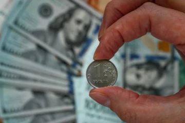 தொடர் வீழ்ச்சியில் அமெரிக்க டாலர்: உச்சத்தை தொடும் ரஷ்ய ரூபிள் மதிப்பு