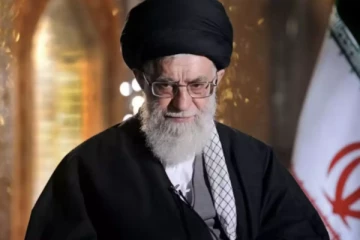 அமெரிக்காவை சீண்டும் ஈரான் உச்சத் தலைவர் ; அணு சக்தி விவகாரத்தில் அடிபணிய மாட்டோம்