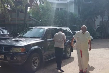 கூட்டத்தில் முரண்பாடு ; இடை நடுவில் வெளியேறிய சி வி. மற்றும் மணிவண்ணன்!