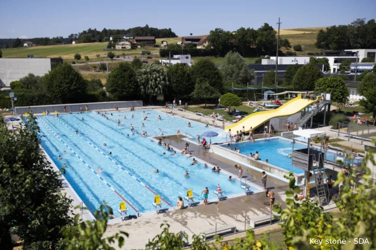 நீச்சல் குளங்களில் வெளிநாட்டவர்கள் குளிக்கத் தடை: சர்ச்சையை உருவாக்கியுள்ள சுவிஸ் அறிவிப்பு | Porrentruy Ban Swimming Pool For Non Residents