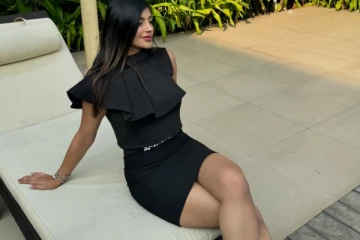 யாஷிகா ஆனந்த் ட்ரெண்டி உடையில் செம கிளாமராக இருக்கும் ஸ்டில்கள்