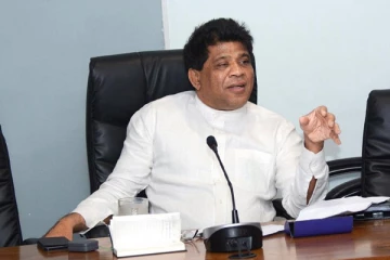 நாடாளுமன்ற செங்கோலை தொட்டவருக்கு தடை