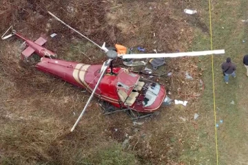 நேருக்கு நேர் மோதிக்கொண்ட ஹெலிகாப்டர்கள்: தரையில் சுழன்றபடி விழுந்த காட்சி