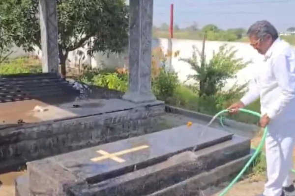 பல லட்சம் செலவில் தனக்குத்தானே கல்லறை கட்டிய மனிதர் - ஏன் தெரியுமா? | Telangana Man Spends Rs 12 Lakh To His Own Grave பல லட்சம் செலவில் தனக்குத்தானே கல்லறை கட்டிய மனிதர் - ஏன் தெரியுமா? | Telangana Man Spends Rs 12 Lakh To His Own Grave