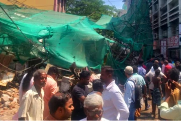 சென்னையில் 4 மாடி கட்டிடம் இடிந்து விழுந்து விபத்து - இடிபாடுகளில் சிக்கிய 4 தொழிலாளர்கள்