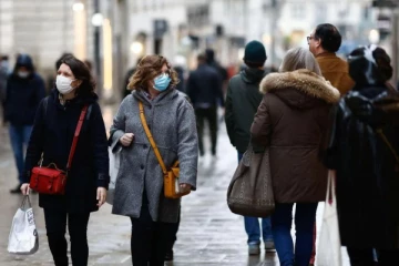 ஒரே நாளில் சுமார் அரை மில்லியன் பேருக்கு கொரோனா தொற்று... பிரான்சில் கட்டுப்பாடுகளை தாண்டி உச்சம் தொட்டுள்ள கோவிட்