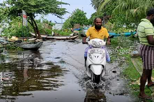 சீரற்ற காலநிலை:நாட்டில் பல பகுதிகள் பாதிப்பு (Photos) | Road Submerged Due To The Spread Of Flood Water