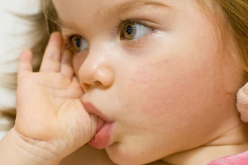 என்ன செய்தாலும் விரல் சூப்பும் பழக்கத்தை நிறுத்த முடியலையா? அப்போ இது உங்களுக்கான டிப்ஸ்!