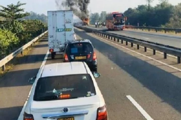 தெற்கு அதிவேக நெடுஞ்சாலையில் பரபரப்பு: தீப்பிடித்து எரிந்த பயணிகள் பேருந்து!