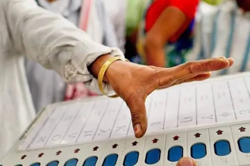 வாக்களிக்க ஆதார் உள்ளிட்ட 12 மாற்று ஆவணங்களை காட்டலாம்- தேர்தல் ஆணையம்