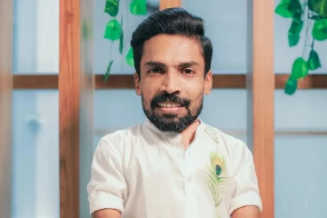 தனக்கு பிறந்த 2ம் குழந்தையுடன் கின்னஸ் பக்ரு.. கியூட் வீடியோ வைரல்