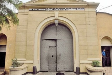 මරණ දඬුවමට නියමව සිටි සිරකරුවෙක් බන්ධනාගාර නිනිලධාරීන්ගේ ඇඳුමකින් සැරසී සිදු කළ දේ..