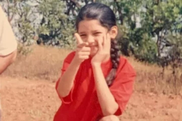 இந்த போட்டோவில் இருப்பது யார் தெரியுமா? பிரபல ஹீரோயின் தான்