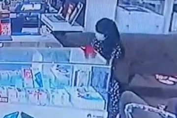 அங்காடியில் இலங்கைப் பெண்ணின் மோசமான செயல்