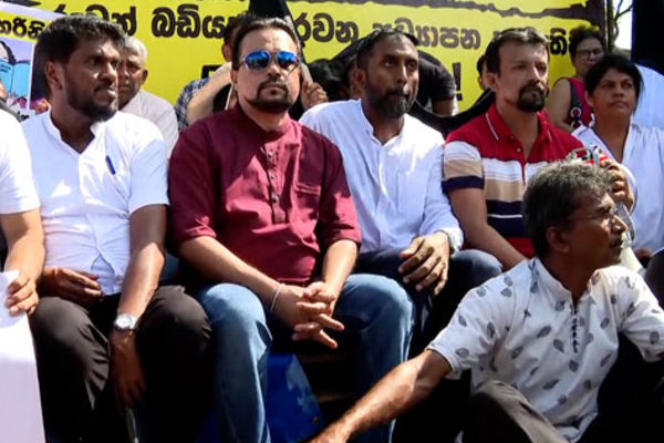 சத்தியாக்கிரக போராட்டத்தில் குதித்த விமல் வீரவன்ச | Ex Min Wimal Weerawansa Launch Satyagraha Near Moe