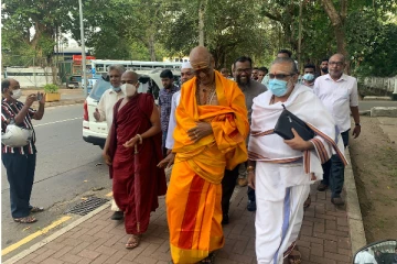 அரசாங்கத்தின் நடவடிக்கைக்கு எதிர்ப்பு: எதிர்கட்சி தலைவரை நாடிச் செல்லும் சமூக அமைப்பினர்(Photos)