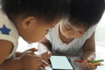 12 வயதுக்குட்பட்ட மாணவர்களுக்கு கைபேசி தடை விதிக்க ஆலோசனை