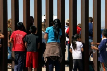 குடியுரிமைக்காக அமெரிக்க எல்லையில் குழந்தைகளை விட்டுச்செல்லும் இந்திய பெற்றோர்