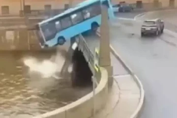 ரஷ்யாவில் பேருந்து ஒன்று ஆற்றில் வீழ்ந்ததில் 3 பேர் பலி ; வைரலாகும் வீடியோ