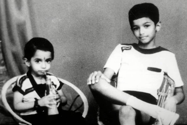 தளபதி விஜய் தனது தங்கை மற்றும் குடும்பத்துடன் இருக்கும் அன்ஸீன் புகைப்படம், இதோ... | Thalapathy Vijay With Sister Vidhya Unseen தளபதி விஜய் தனது தங்கை மற்றும் குடும்பத்துடன் இருக்கும் அன்ஸீன் புகைப்படம், இதோ... | Thalapathy Vijay With Sister Vidhya Unseen