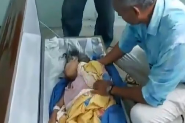 இறுதிசடங்கில் உயிர்த்தெழுந்த பெண்; அதிர்ச்சியில் உறைந்த உறவினர்கள் ! | A Sensation Funeral Caused Resurrected Woman